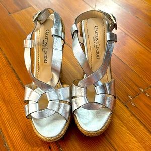 Summer is Calling! Gorgeous Gaston Lucioli Size 9/39 Silver Wedges.